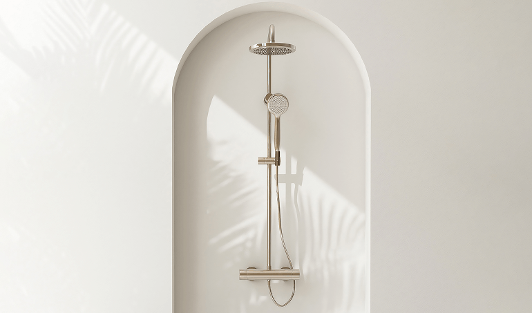Regendusche in einer Walk-In Dusche in einem hellen Badezimmer