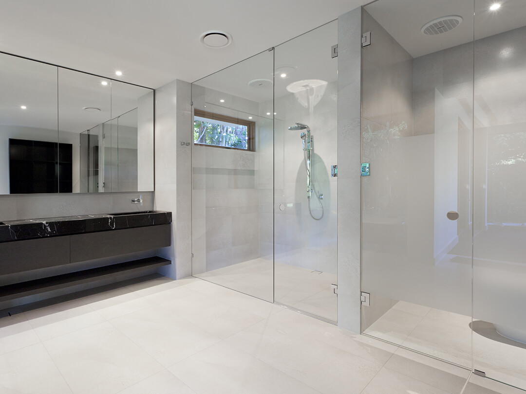 Große Nischendusche mit Pendeltür aus 8mm ESG und Komponenten aus massivem Edelstahl