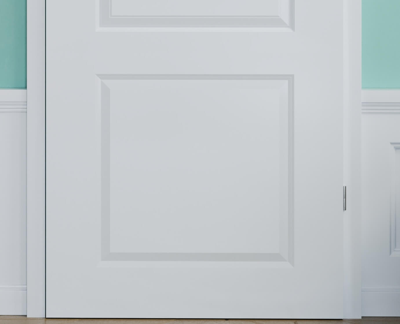Weiße Holzzarge von einer weißen Holztür