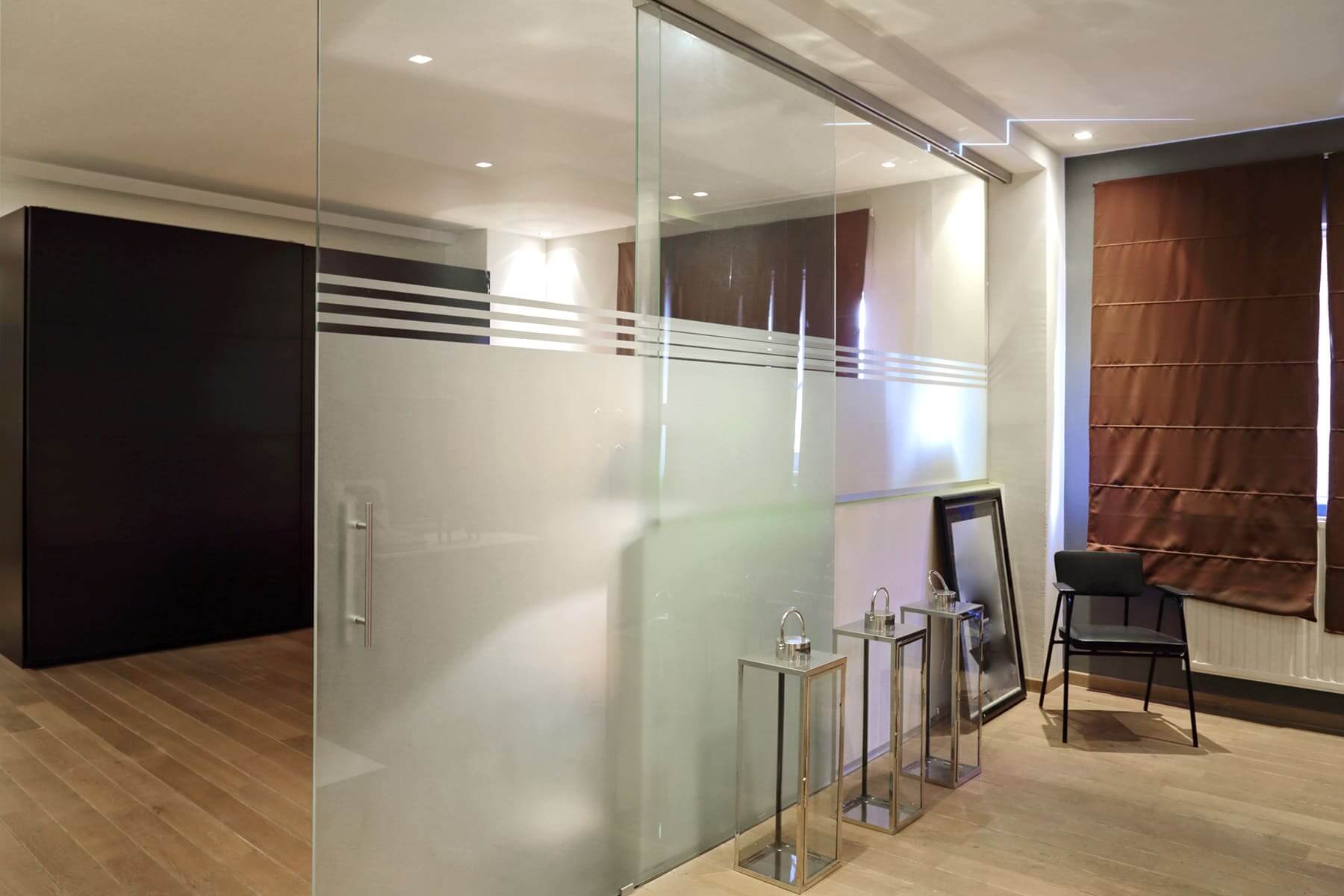 Stylischer Raumteiler mit Schiebetür PIANO