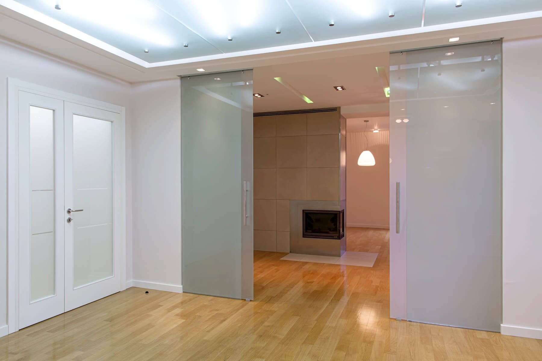 Glastrennwand mit Schiebetür in Standardausführung