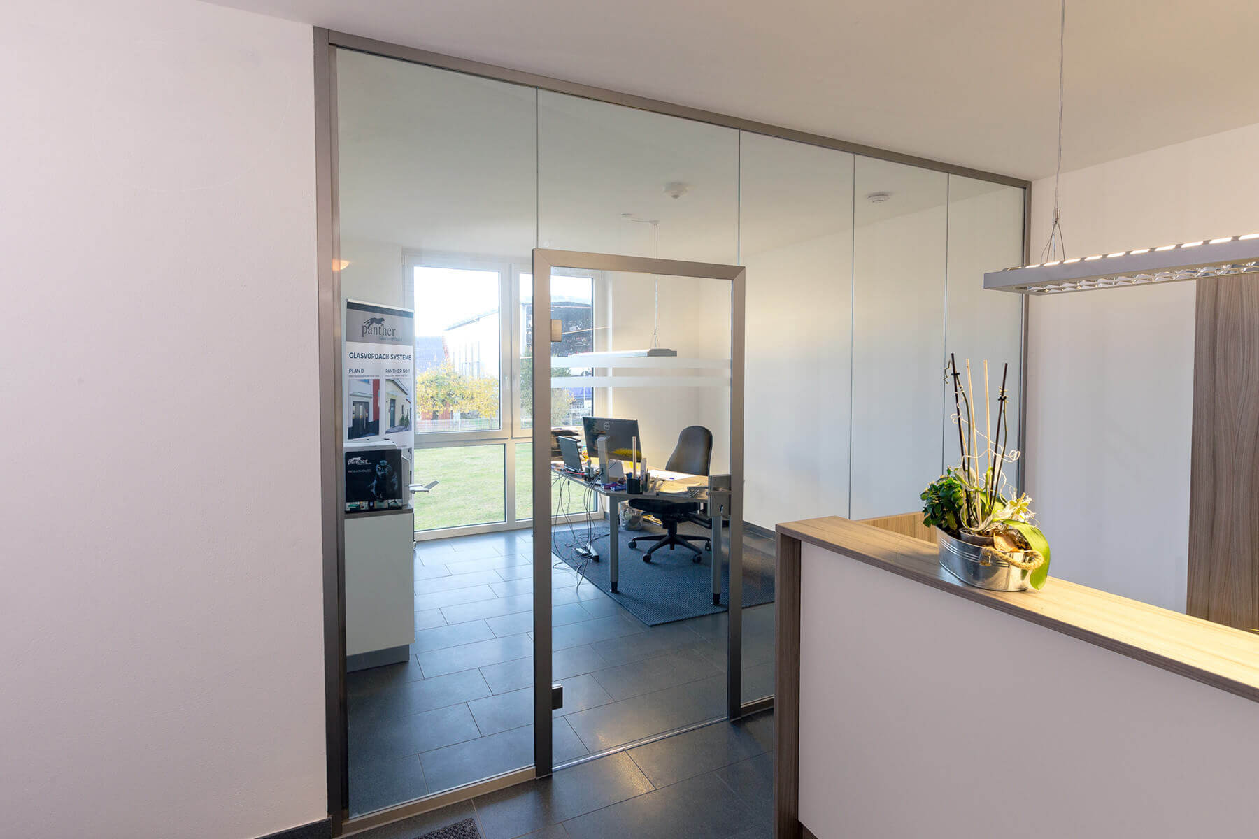 Glas-Trennwand mit Tür