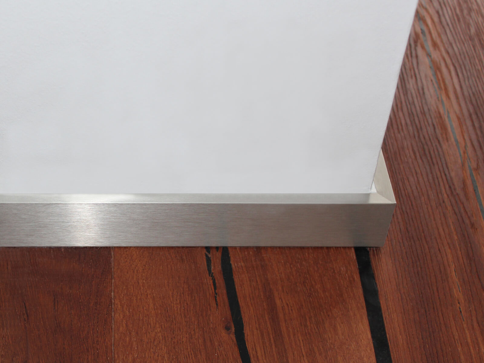Sockelleiste-aus-Aluminium