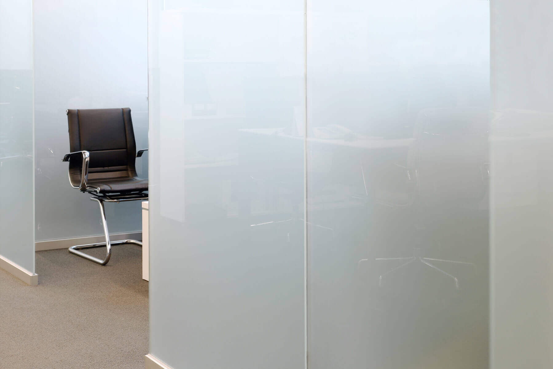 Glastrennwand SLIM in Milchglas