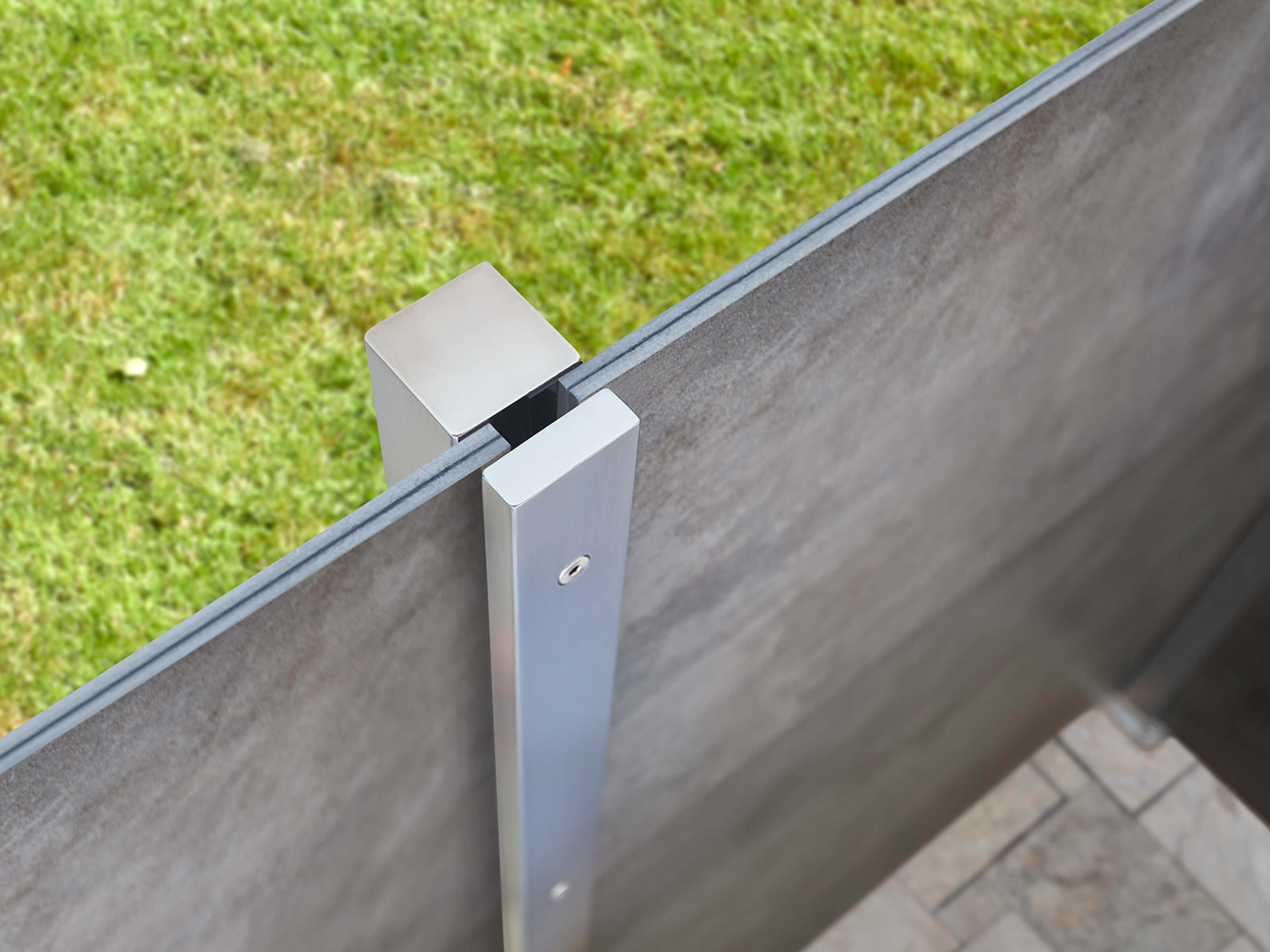 Draufsicht der Klemmung und Kante der KERBON-Platten am Edelstahlpfosten