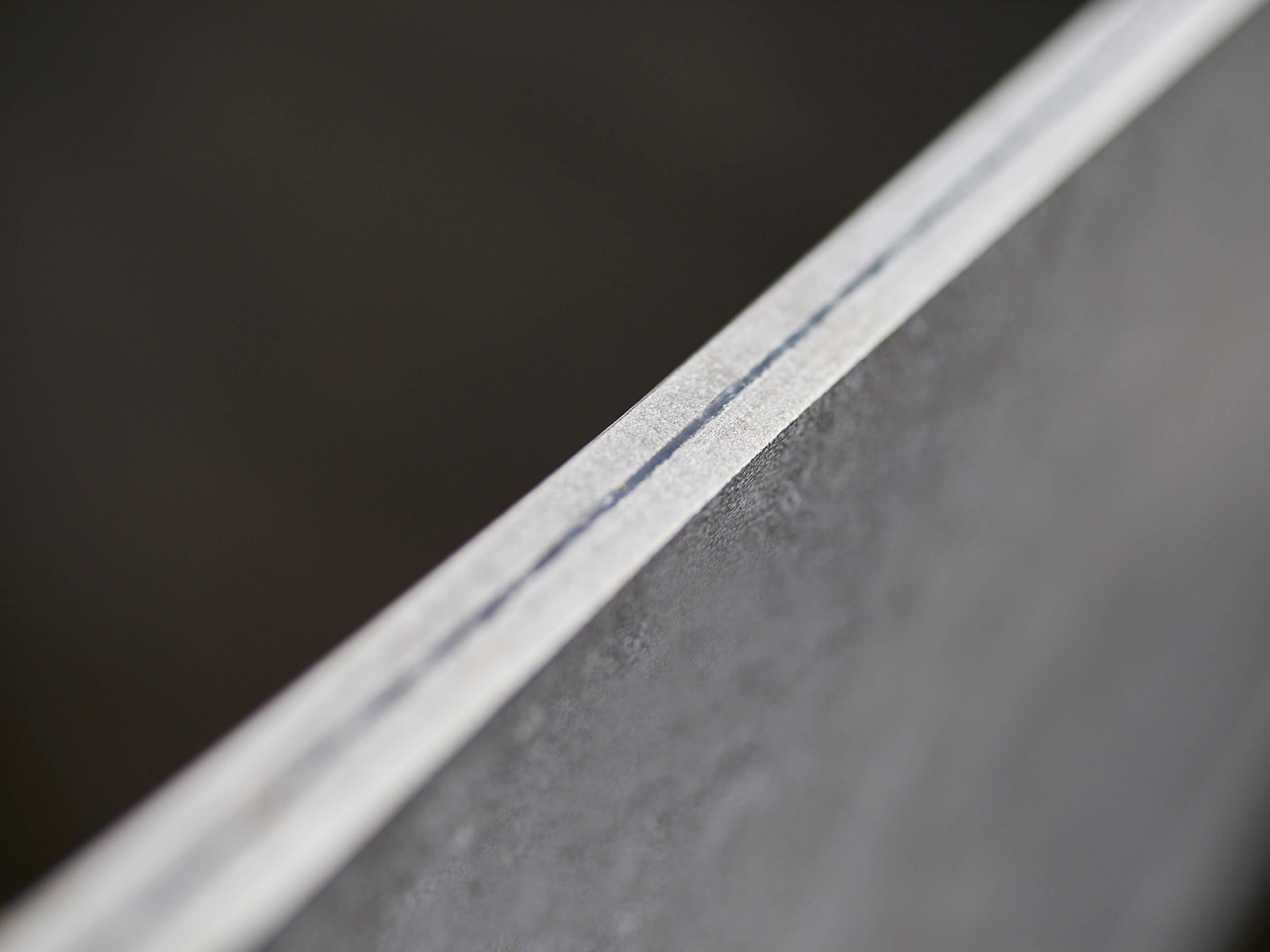 Nahaufnahme von Solid-Layer-Schicht, mit der zwei Keramikscheiben zu KERBON verbunden werden