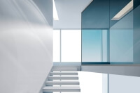 Blaue Trennwand im Treppenhaus