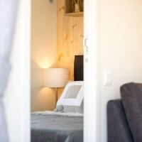 Blick durch die offene Tür in den Schlafraum