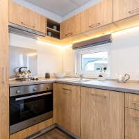 Einbauküche mit Holzfronten