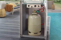 Feuerstelle aus Edelstahl und Glas mit Fach für die Gasflasche