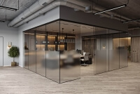 Glastrennwand im Black Look und mit satiniertem Glas als Sichtschutz Abtrennung vom Office