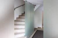 Glastrennwand mit Edelstahlklemmen und satiniertem Glas