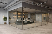 Glastrennwand mit Tür und Edelstahlprofil