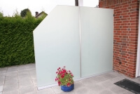 Glaszaun mit individuellen Schrägschnitten Glasfarben und Mustern