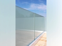 Glaszaunsystem Perviento mit freitragender Ganzglasoptik