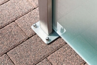 Montageart Wind- und Sichtschutz Densa verschraubt auf Pflastersteinen