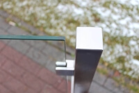 Nahaufnahme mobiler Wind- und Sichtschutz Glasklemme und Pfosten eckiges Design