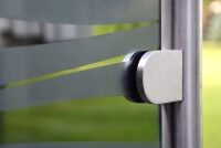 Nahaufnahme mobiler Wind- und Sichtschutz Glasklemme und Pfosten rundes Design