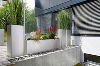 Pflanzsäulen Flora neben Blumenkaste mit Sichtschutz