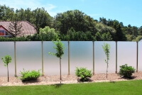 Pfostensystem Aundo mit modernem Design optimal für große Flächen im Garten