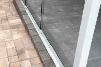 Praktisches Schiebeelement der Terrassenueberdachung SKY FLEX mit ruhigem Lauf