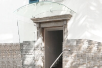 Rundbogenvordach mit Seitenteil aus Glas