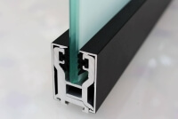 Schwarzes Klemmprofil Slim im Querschnitt