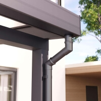 Terrassenüberdachung mit außenliegendem Fallrohr zur Entwässerung