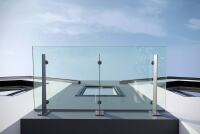 Tiefes Vordach mit Edelstahlträgern