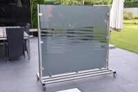 Wind- und Sichtschutz aus Glas individuell nach Maß mit individueller Glasart ob satiniert oder Motivdruck 