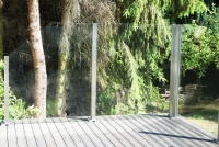 Windschutz aus Glas mit Individuellen Schrägschnitten ohne Sichteinschränkung für jeden Außenbereich mit Weißglas