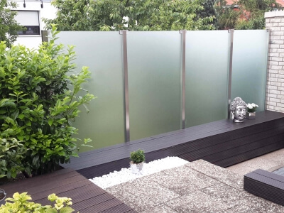 Satinierter Glaszaun als Windschutz und Sichtschutz für Garten und Terrasse in moderner Optik