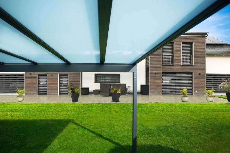 Ansicht von unten aufTerrassenueberdachung SKY FLEX  aus Spezialglas mit breiten Glasflächen