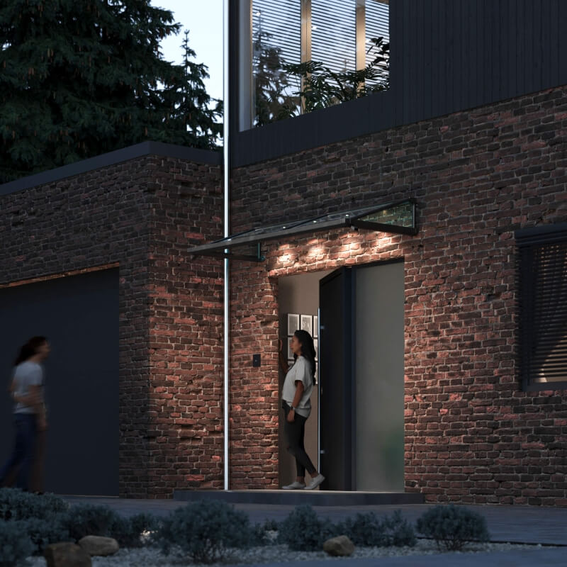 Beleuchtetes Vordach über der Haustür an einer Hausfassade
