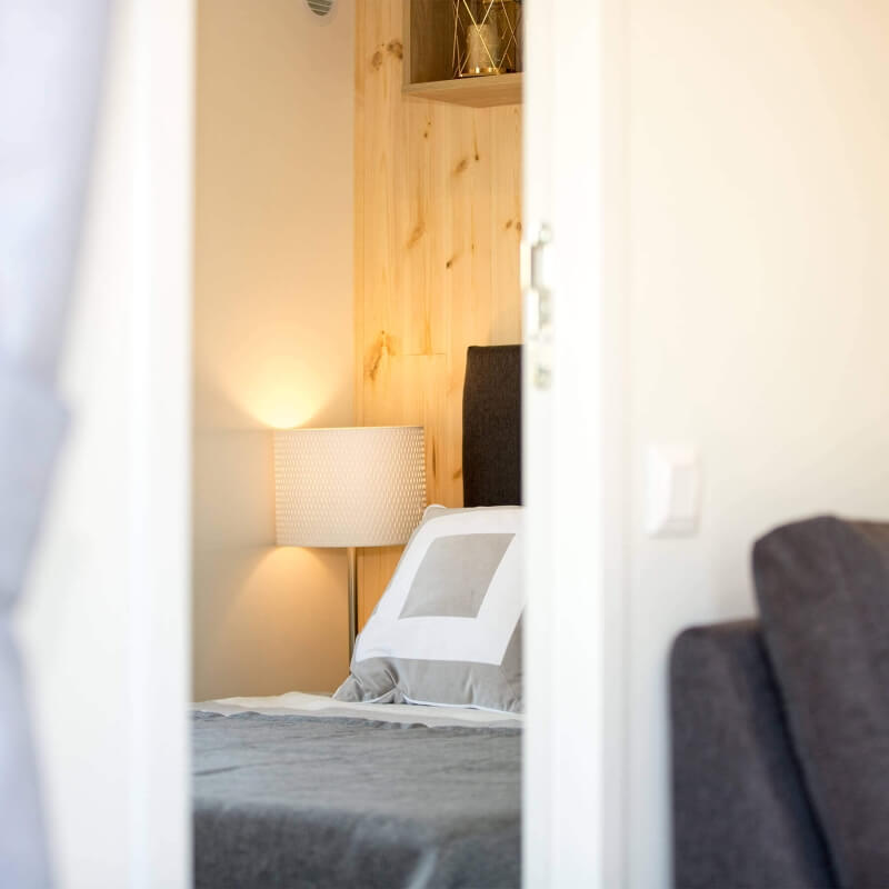 Blick durch die offene Tür in den Schlafraum