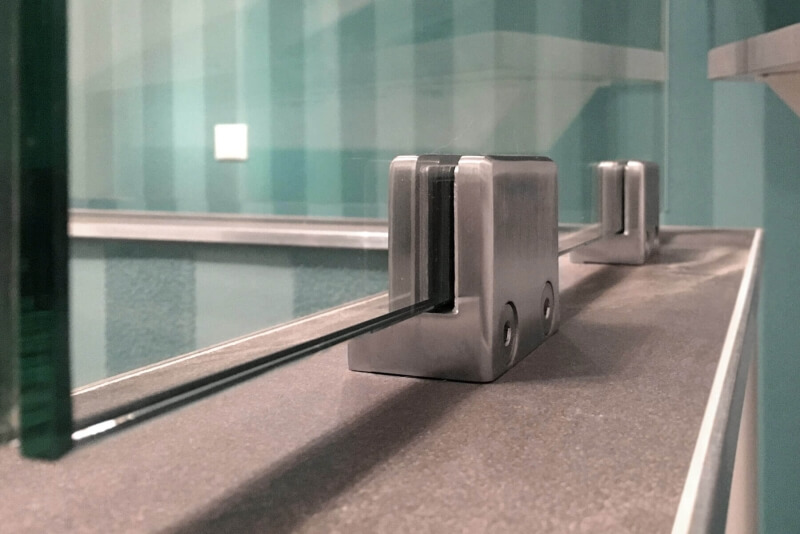 Bodenspalt an der Trennwand Glasklemme der Serie PUR