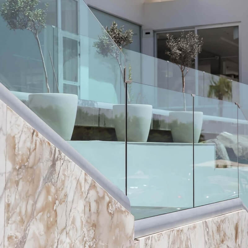 Bruestung aus Glas CLIP mit einem einheitlichem Gesamtbild dank variabler Abdeckung