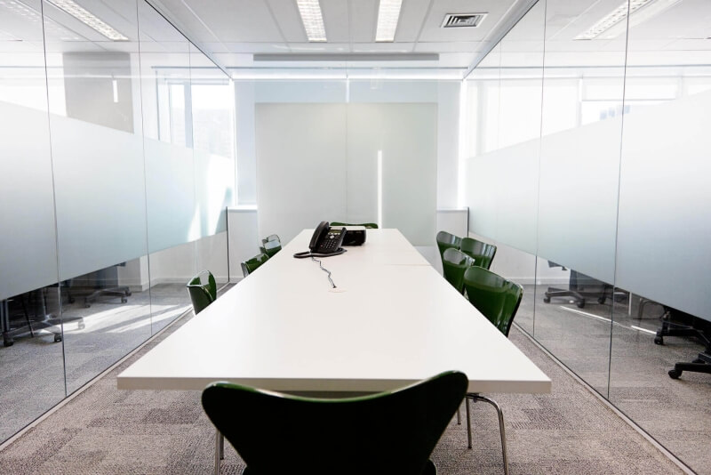 Büroraum mit teilsatiniertem Glas