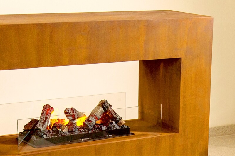 Dekokamin aus Cortenstahl mit integrierter Klappe für Gasflasche