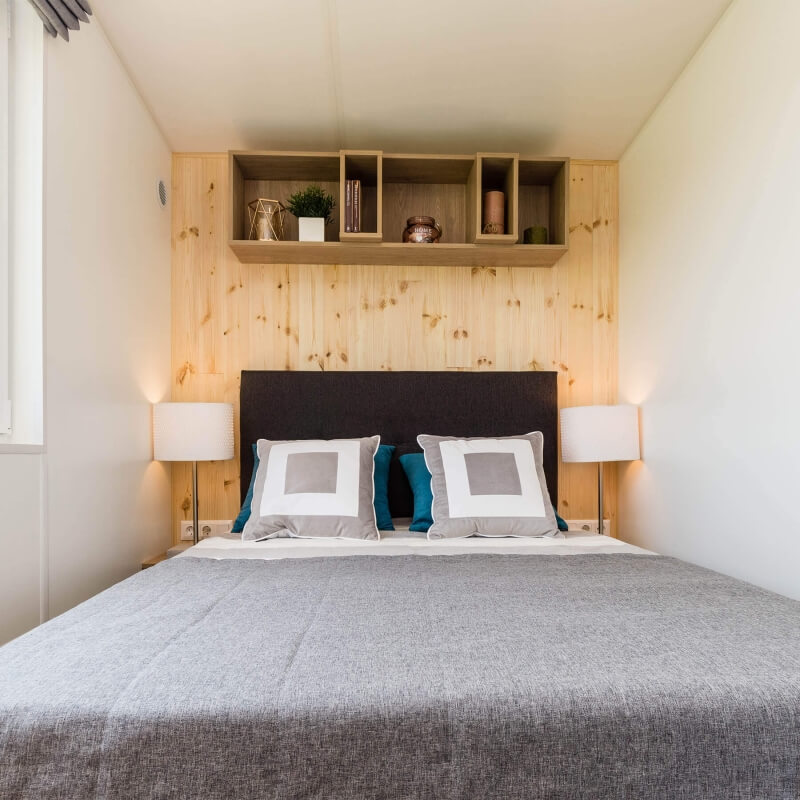 Doppelbett mit Nachttischen, Lampen und Sideboard