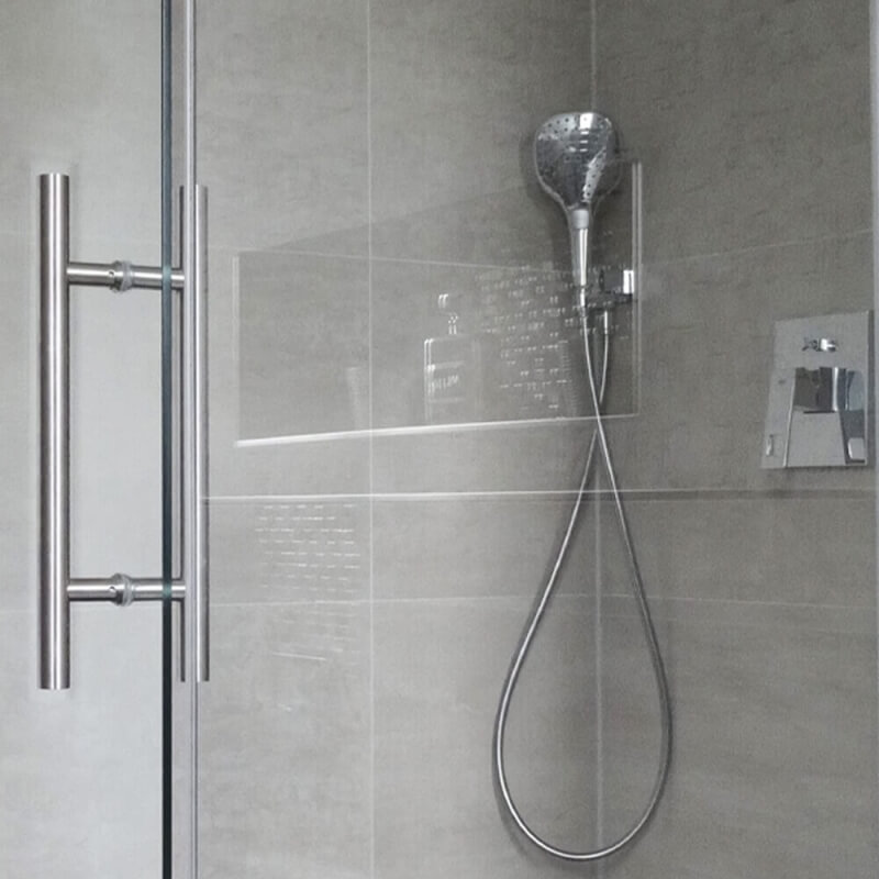 Dusche aus Glas mit Griffstange und Duschkopf