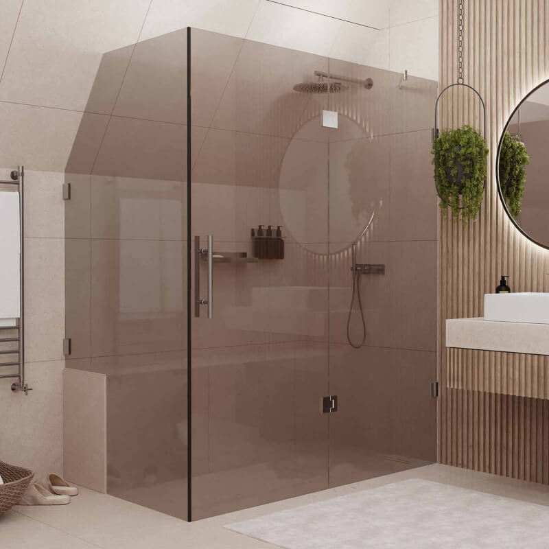 Eckdusche aus Glas mit Ausschnitt im Badezimmer mit Dachschrägen