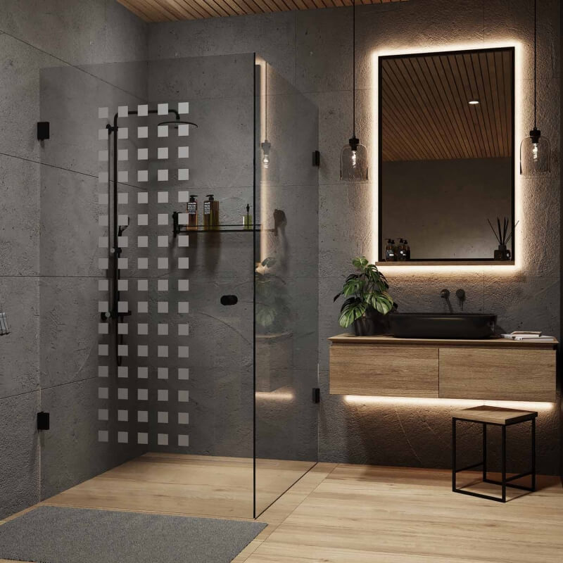 Eckdusche aus Glas mit satiniertem Muster und schwarzen Profilen und Armaturen