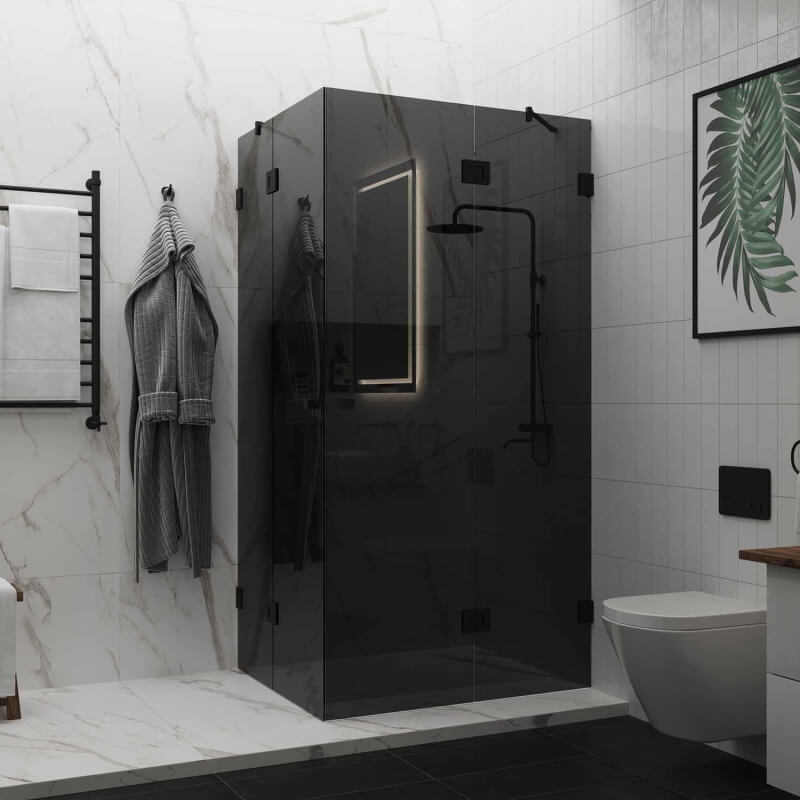 Eckdusche aus Glas mit schwarzen Beschlägen und farbigem Glas