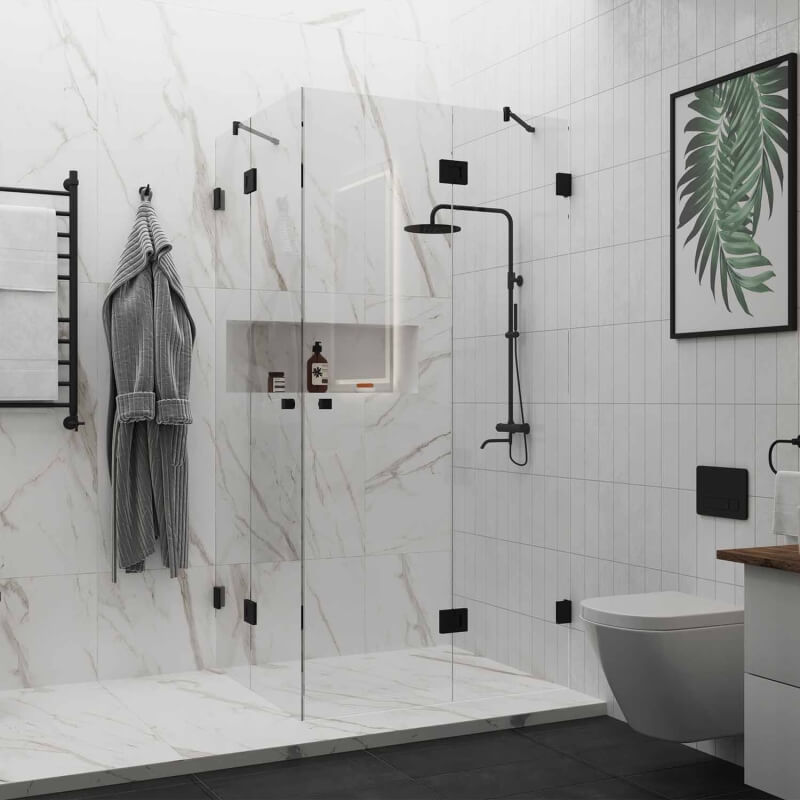 Eckdusche aus Klarglas mit schwarzen Beschlägen und Armaturen