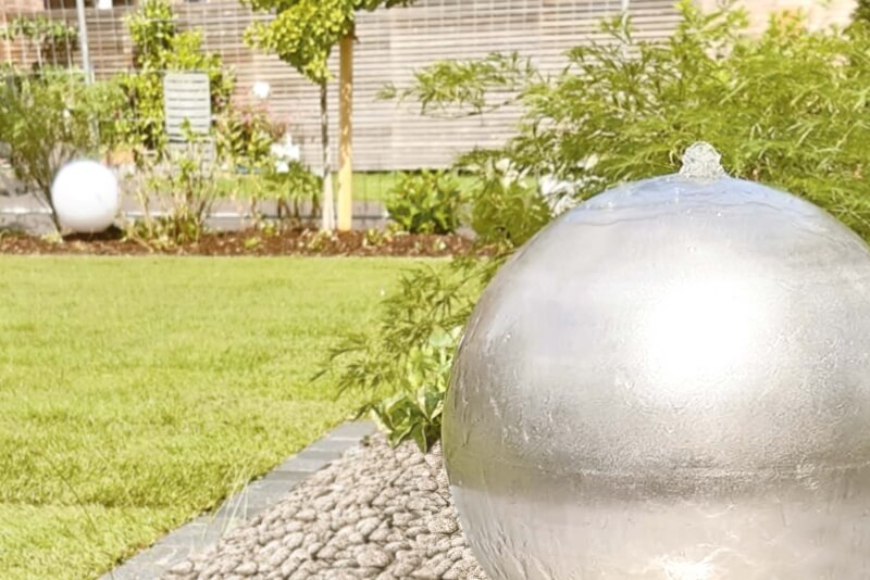 Edelstahl-Kugelbrunnen im Garten