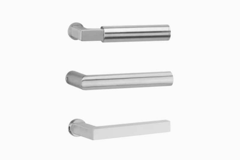 Edelstahlbeschläge in verschiedenen Ausführungen für eine Zimmertür aus Glas