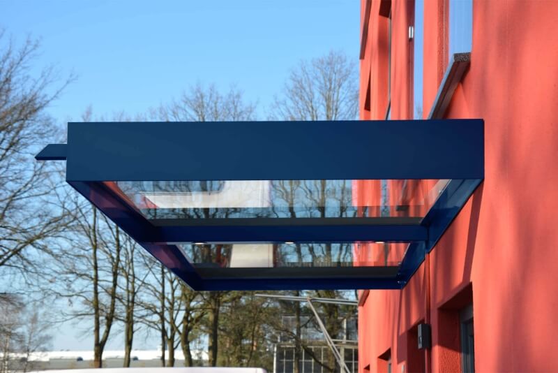 Eingangs Überdachung Ella mit blauem Rahmen