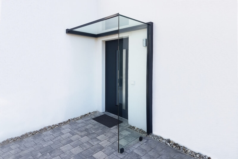 Eingangsüberdachung mit Seitenteil nach Maß