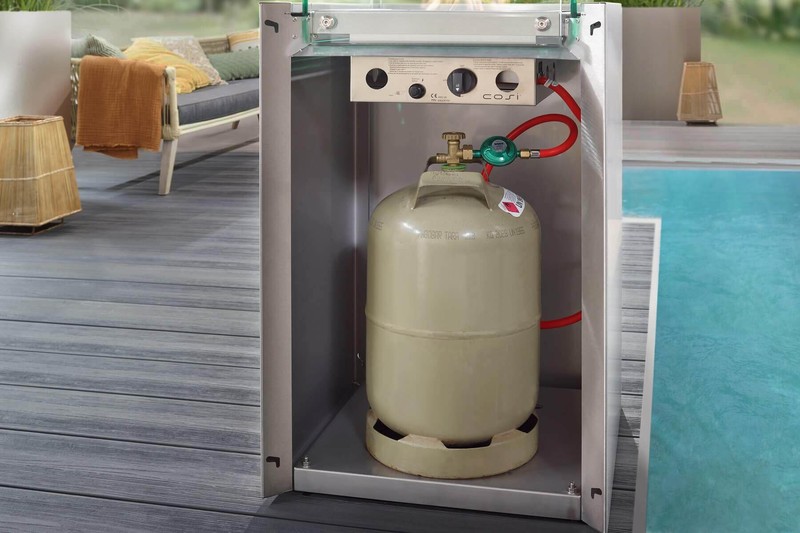 Feuerstelle aus Edelstahl und Glas mit Fach für die Gasflasche